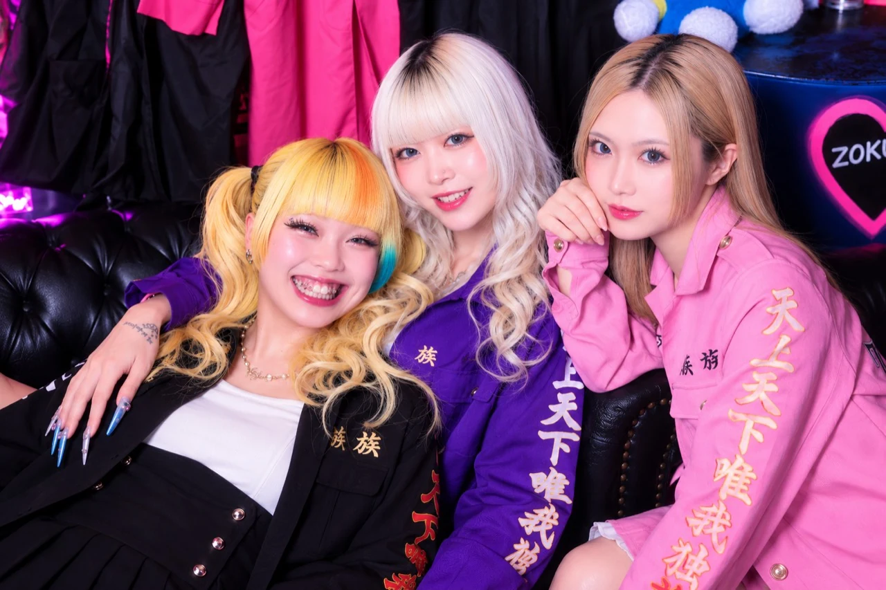 暴走☆喫茶 族族のオリジナル衣装を着たキャスト3名